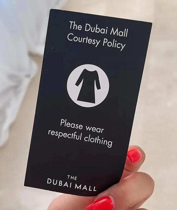 Influencer'ın Dubai Mall'dan aldığı yazılı uyarı kartında: "Lütfen müstehcen kıyafetler giymeyin" anlamına gelen bir yazı bulunuyor.