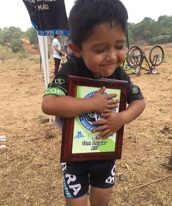 4. Почувствуйте радость этого малыша, который завоевал первое место на велотурнире