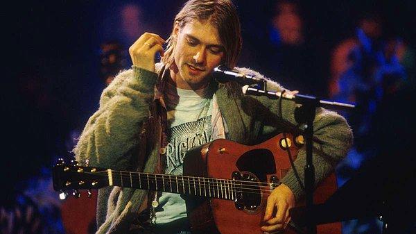 Dava edilen isimler arasında 1994 yılında hayatını kaybeden grup vokalisti Kurt Cobain'e ek olarak eski eşi Courtney Love da bulunuyor.