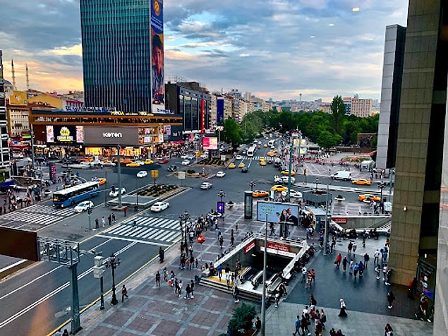 Kızılay'ın keşmekeşinin içerisinde avare avare dolanırsın. Bu bazen zevkli, bazen de sinir bozucu gelir.