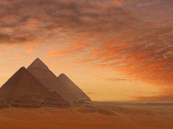 Mısır'da piramitlerden açık hava komplekslerine, Ak Çöl'den Kara Çöl'e kadar görülmeye değer nefes kesici harika bulunuyor.