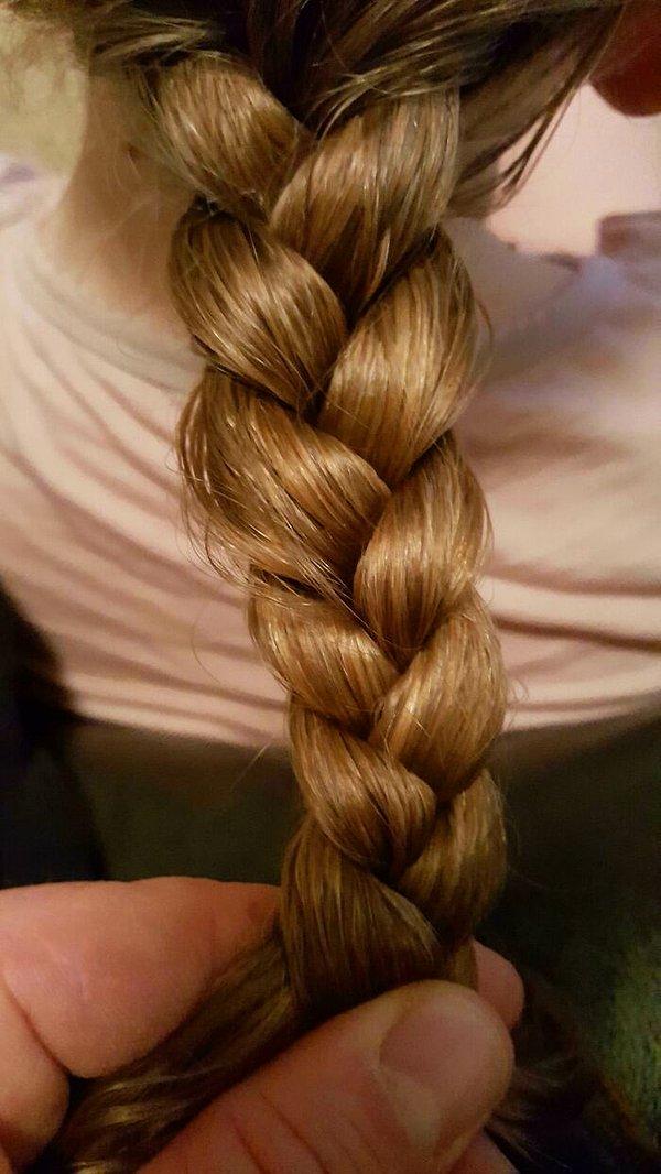 8. "Hayatı boyunca saçını kazımış olan bekar bir babayım. Youtube videolarından kızım için farklı saç stilleri yapmayı öğreniyorum. Bu örgü ile gurur duyuyorum."
