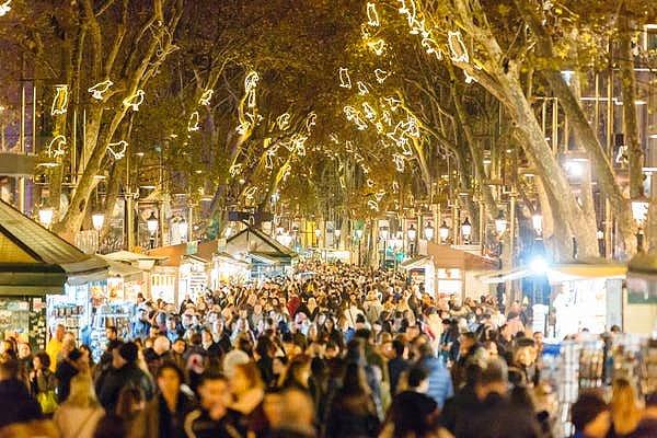 7. "Barselona gerçekten inanılmaz bir şehir, ancak herkesin öve öve bitiremediği Las Ramblas tam da öyle değil. Burası gerçekten çok kalabalık bir cadde, her yer inanılmaz pahalı."