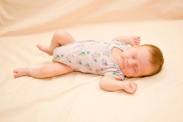 Bebekler için en doğru uyku pozisyonu: Sırtüstü