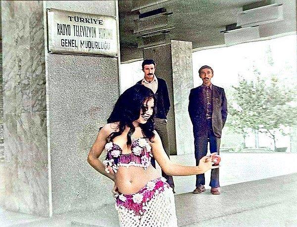 22. TRT'nin yılbaşında dansöz yasağını kanal önünde göbek atarak protesto eden dansöz, Ankara, 1977.
