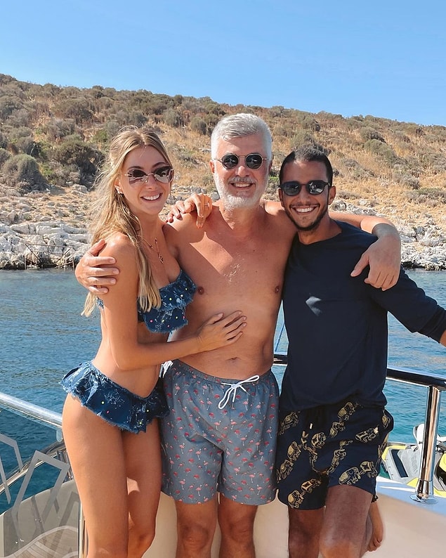 Yaşadıklarından ders aldıklarını düşündüğümüz çiftimiz, barışmalarını kutlamak için tatile çıktı. Önce Bodrum'a giden, ardından da şu sıralar Mısır'da bir otelde tatil yapan Şeyma kızımız arkadaşları ile yazın keyfini çıkarıyor...