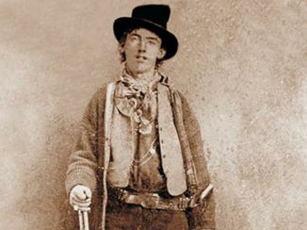 Henry McCarty ismiyle doğan ve aynı zamanda William Bonney adını taşıyan Billy the Kid göğsüne aldığı kurşunla öldüğünde sadece 21 yaşındaydı.