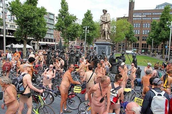 Küresel ısınmaya ve arabalardan çıkan gazların doğayı kirletmesine tepki çekmek amacıyla yapılan yarışmada yüzlerce Hollandalı bisiklet sürücüsü her sene bu yarışmayla Amsterdam sokaklarını dolduruyor.