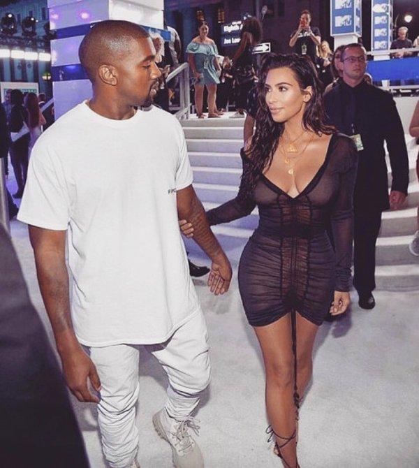 Dünyanın en ünlü çiftlerinden olan Kanye West ve Kim Kardashian çifti yaptıkları her hareketle gündeme geliyorlar biliyorsunuz ki.
