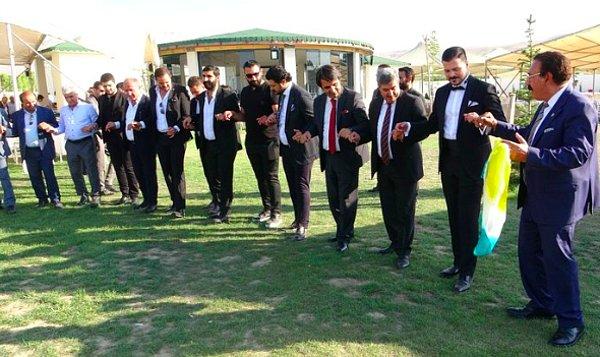 Ertoşi aşiretinin ileri gelenlerinden Nejdet Bayram’ın oğlu Rızgin Bayram, binlerce kişinin katıldığı şatafatlı bir düğün ile dünya evine girdi.