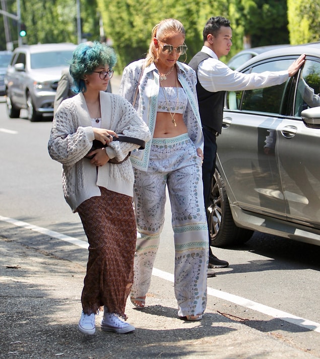1. Son günlerde Jennifer Lopez'in 13 yaşındaki kızı Emme'nin sıra dışı stili konuşuluyor.