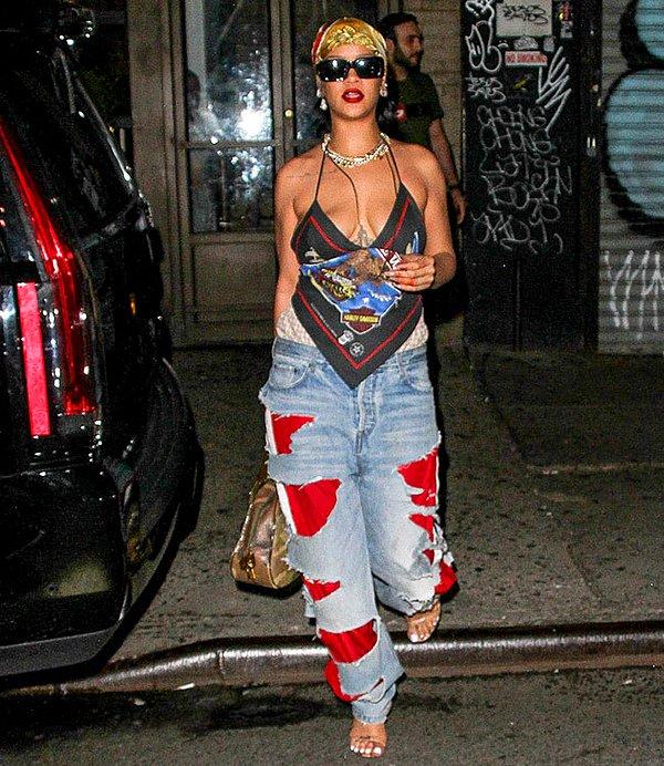 Rihanna bu modayı bir adım daha ileri taşıdı ve yırtık pantolonunun içine bildiğimiz çizgili eşofman giydi.