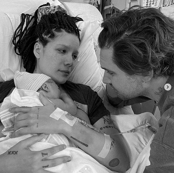 26 yaşındaki şarkıcı, ilk çocuğu Ender'i karşıladığında Instagram'da kısa bir açıklama ile doğum fotoğrafını paylaşmıştı.