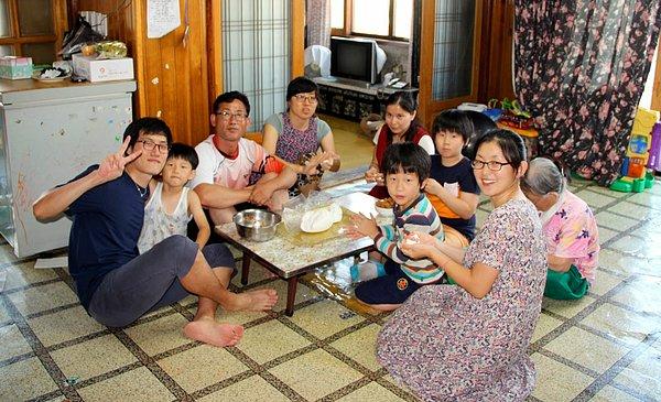 10. "Genç Güney Korelilerin büyük bir kısmı evlenene kadar aileleriyle beraber yaşıyorlar. Kendi evlerine çıkmaları için evlenmeleri ya da ailelerinden izin almaları gerekiyor."