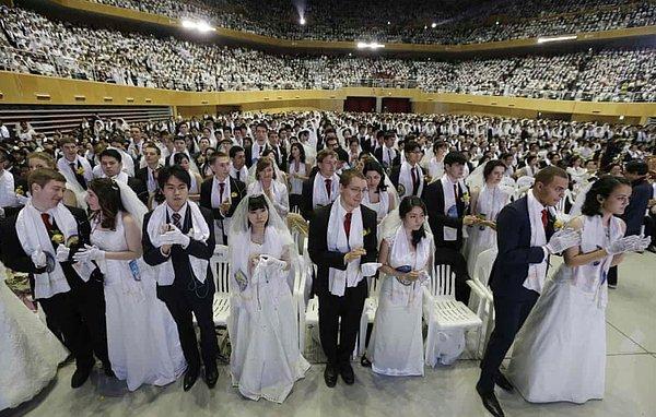 23. "Kore'de çok fazla tarikat var. Tarikat üyelerinin düzenli buluşmalarına ek olarak toplu evlilik törenleri de gerçekleştiriliyor."