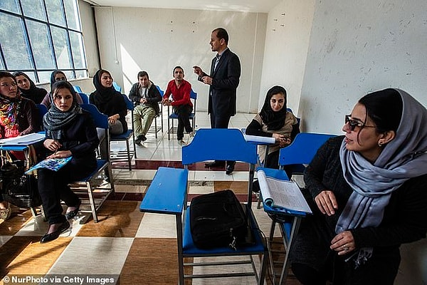 Группа изо всех сил пытается убедить афганских граждан и международное сообщество в том, что они не вернутся к жесткому ограничению прав женщин, как это было во время своего предыдущего правления, но многие сомневаются в искренности боевиков в этом вопросе.