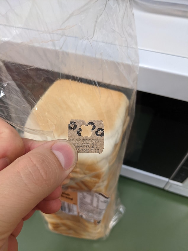 12. Ekmek poşetlerini kapatmaya yarayan küçük plastik aparatı kartondan yapmak, doğayı korumak için küçük ama etkili bir adım: