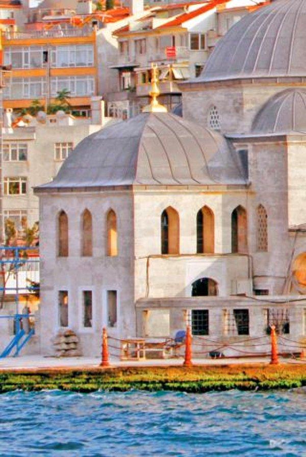 Ve halkın Kuşkonmaz Camii de dediği Şemsi Ahmet Paşa Camii'nin yeri belli olur. Ancak talihe bakın ki ne cami bittiğinde ne Sokullu ne de Şemsi Paşa hayattadır.