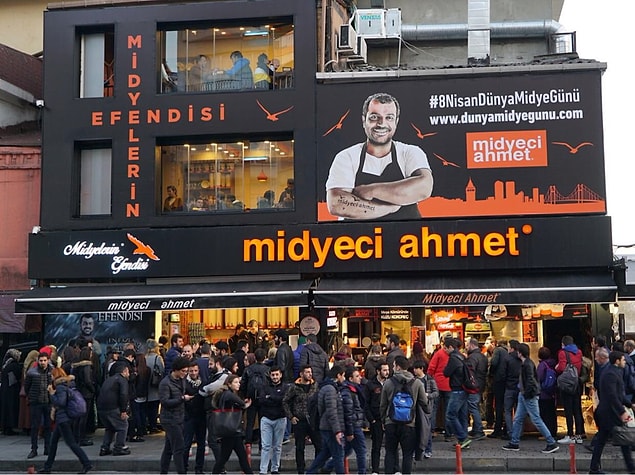 Kendi evinde küçük bir mutfak yaptı ve yaptıklarını YemekSepeti’nde satmaya başladı.