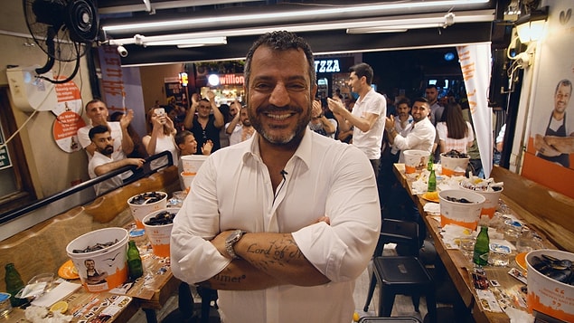 İşleri daha profesyonel bir hale getirmek için Yunanistan’da fabrikası açtı.