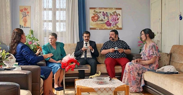2. "İlk buluşmamızda çıktığımız yemeğe basbayağı ailesini getirdi. Bir süre sonra annesi bana 'Yemeğini bitirmeyecek misin?' diye sordu. Ben daha ne olduğunu anlayamadan çantasından alüminyum folyo çıkarıp tabağımda kalan yemeği sarmaya başladı!"