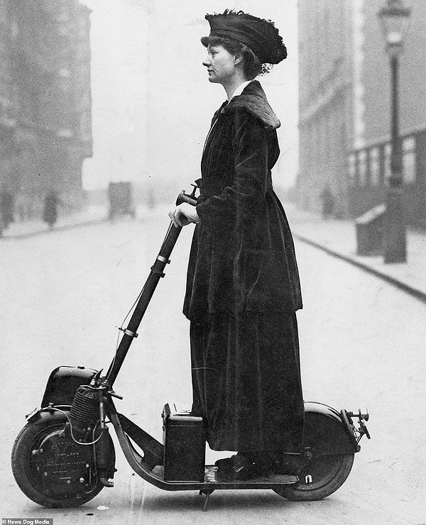 1. Леди Флоренс Норман, британская активистка и суфражистка, путешествует по работе на одном из первых моторизованных скутеров в Лондоне, около 1916 года.