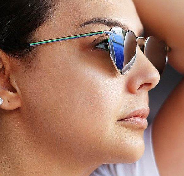 12. Arabesk tınıların ustası Ebru Gündeş bu yaz moda olan kalpli güneş gözlüklerinden nasibi almış.