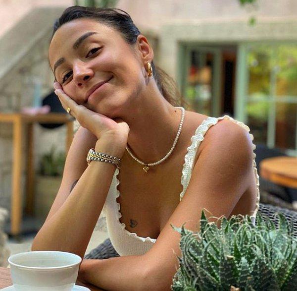 19. Yükselişteki ses sanatçısı Zeynep Bastık bu yaz sıkça gördüğümüz inci kolyesi ile aşk yaşıyor.