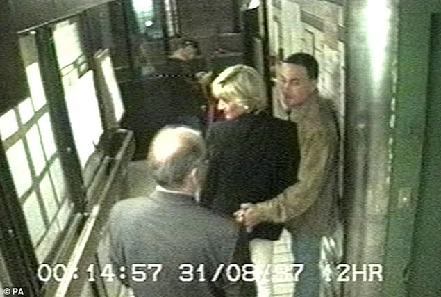31 Ağustos 1997 tarihinde en son Ritz Otel'in asansörünün kamerasında görülen Diana ve Dodi, dakikalar sonra şoförlerinin sarhoş olması gerekçesiyle girdikleri tünelde kaza geçirerek öldü.