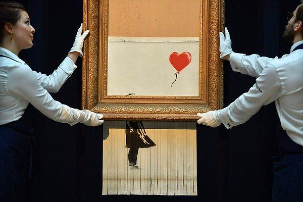 Banksy videonun altına düştüğü notta, "Birkaç yıl önce, bir gün açık arttırmada satılması ihtimaline karşı tablonun içine gizlice bir kağıt öğütme cihazı yerleştirmiştim" diye yazmıştı.