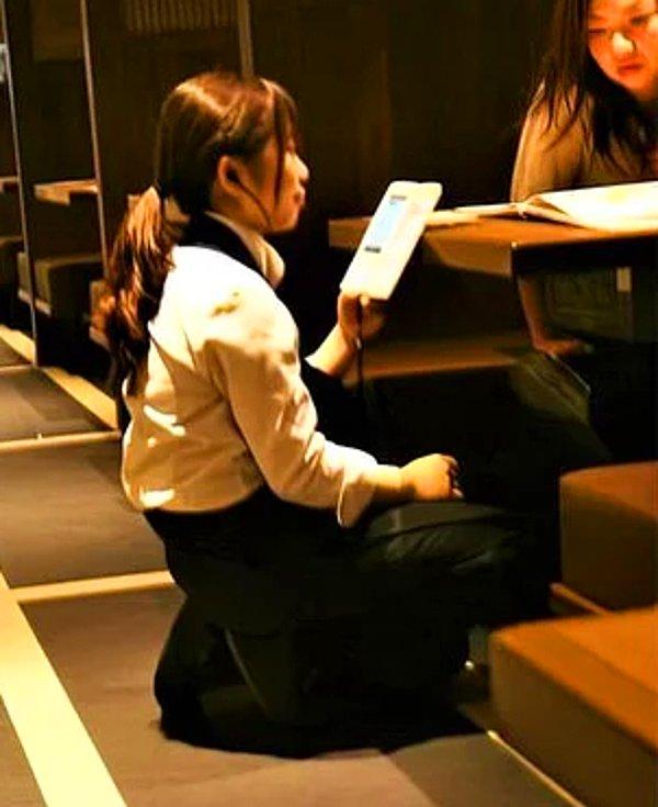 13. "Japonlar pelvis sorunları yaşamamak için doğru şekilde oturmak gerektiğine inanıyorlar. 'Seiza' ismi verilen geleneksel oturma şekillerinin iyi bir duruşunuzun olmasını sağladığını düşünüyorlar."