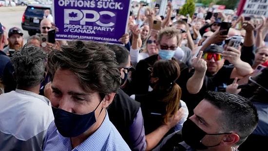 Kanada Başbakanı Trudeau'ya Taşlı Protesto