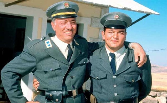 6. Usta oyuncumuz rahmetli Kemal Sunal ise oğlu Ali Sunal ile Propaganda filminde beraber rol aldı.