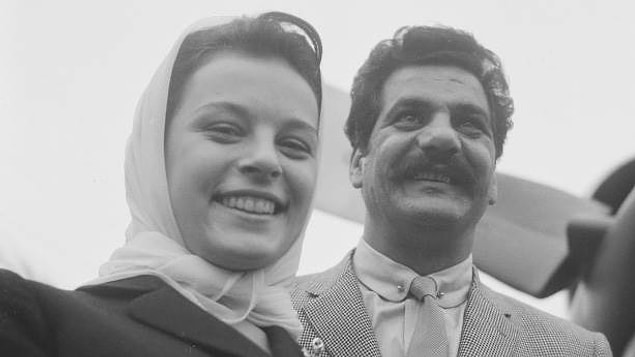 Eşi Hafize Hanım'ı erken yaşta kanserden kaybettiği için çocuklarına hem anne hem de baba olmuş.