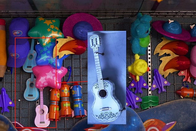 27. Coco filmindeki gitar, Toy Story'de karnaval hediyesi olarak karşımıza çıkıyor.