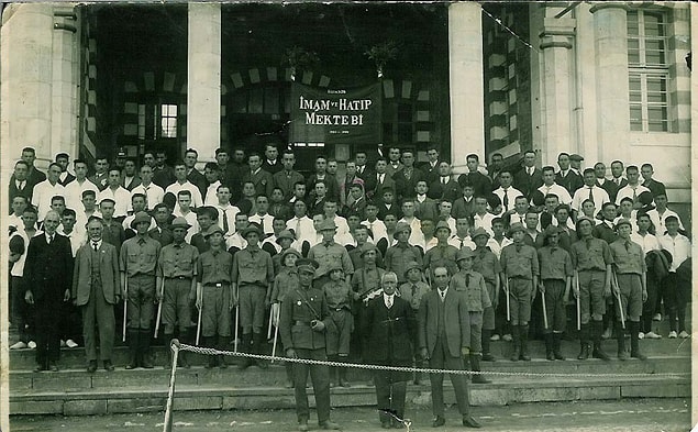 Ve böylece 1924'te 29 ilde okullar faaliyete geçer. Bu okullardaki öğrenci sayısı 2258, öğretmen sayısı ise 300'dür. Ve bu 29 okul şu il ve ilçelerde açılır: