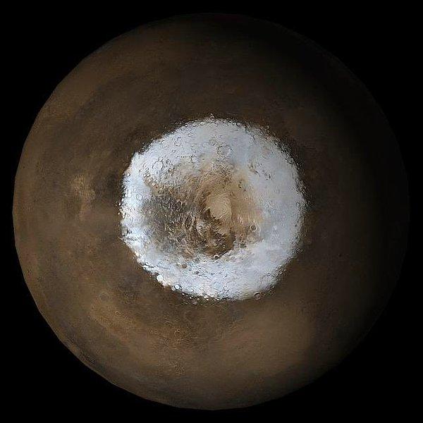 Mars'ın güney kutbunu gözler önüne seren bu fotoğraf, Mars'la ilgili bir farklılığı ekrana yansıtıyor.