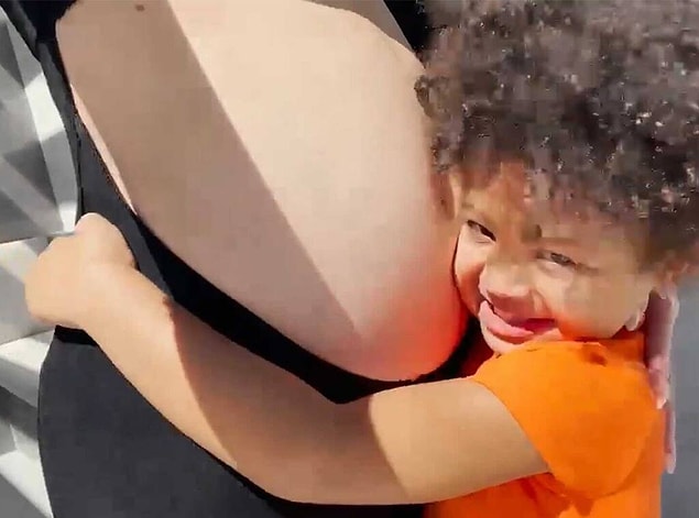 3 yaşındaki Stormi'nin annesinin karnına sarıldığı anlar vardı.