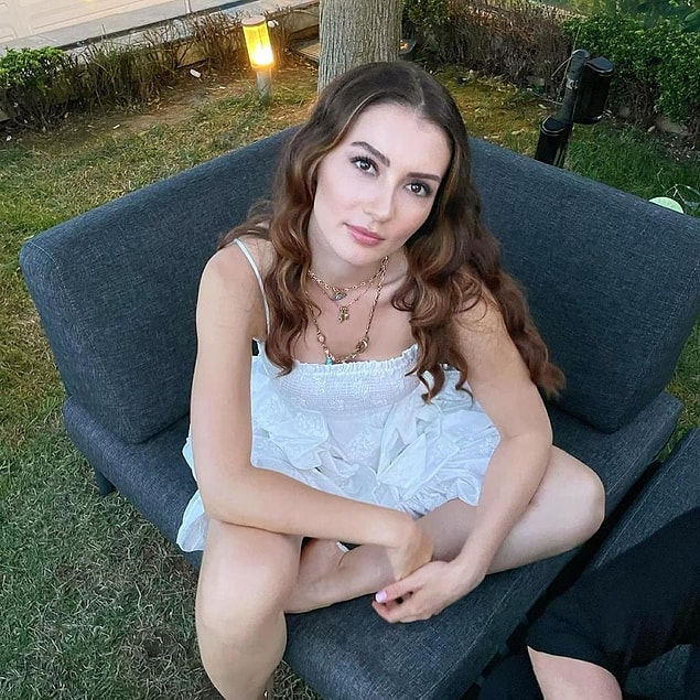 Sırada Burcu Özberk kızımızın günlük yaşamından tatlı bir paylaşım var. Beyazlar içinde olan güzel oyuncumuz nasıl da masum bakıyor.