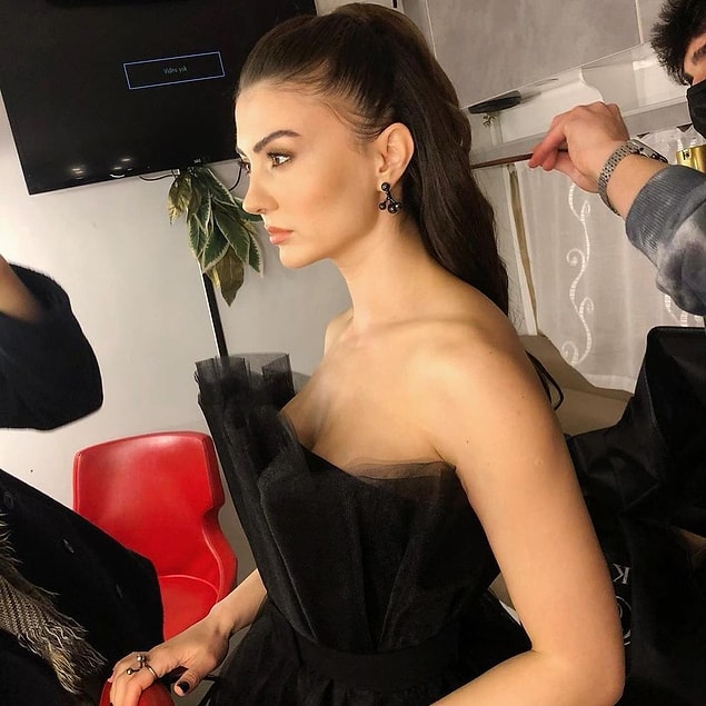 Burcu kızımız bu paylaşımında O Ses Türkiye'nin yılbaşı programına katılmak için hazırlanıyor.