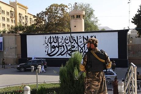 ABD'nin Kabil'de Terk Ettiği Elçiliğinin Duvarına Taliban Bayrağı Çizildi