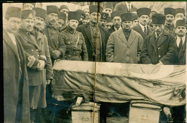 Birçok savaşta askerleri komuta etmiş, 13 yara almış ama buna rağmen yıkılmamış. Ancak mecliste bir kurşuna yenik düşerek hayatını kaybetmiş.