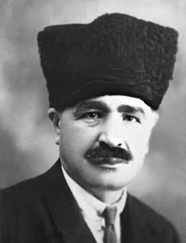 Sözü edilen kanunun istediği gibi çıkmaması üzerine Deli Halit Paşa, meclis koridorunda birkaç milletvekiliyle tartışmış.