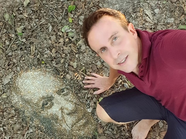 Çakıl taşları, kayalar ve taşlar kullanarak muhteşem sanat eserleri ortaya çıkaran İngiliz sanatçı Justin Bateman, insan portreleri başta olmak üzere pek çok eser yaratıyor.