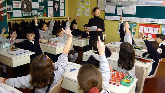 Bir &ccedil;ocuğun hayatında &ouml;ğretmeni, annesinden babasından sonra duygusal bağ kurduğu ilk rol modellerindendir. Hatta &ccedil;oğu zaman ailesinin s&ouml;z&uuml;nden &ccedil;ok &ouml;ğretmenini dinler &ccedil;ocuk, o kadar değer verir.