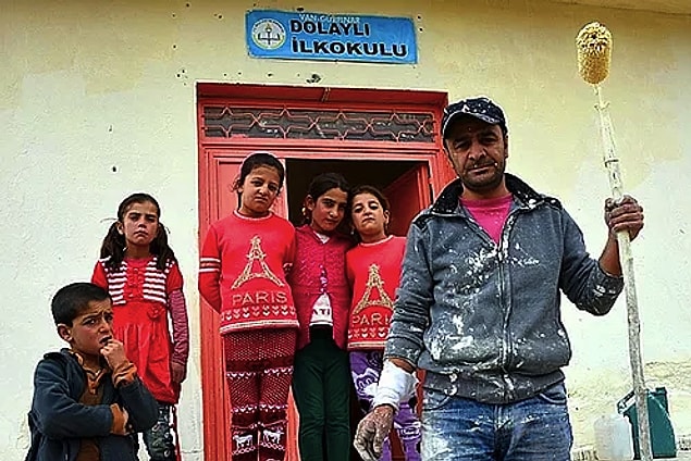 D&uuml;nyadaki en kutsal mesleklerden biridir &ouml;ğretmenlik. &Ouml;zellikle T&uuml;rkiye'de atamasından tutun da, yetersiz eğitim şartlarıyla bile m&uuml;cadele ederler kendi başlarına. B&uuml;t&uuml;n bunları kendileri i&ccedil;in değil, &ccedil;ocukları i&ccedil;in yaparlar b&uuml;y&uuml;k bir &ouml;zveriyle.
