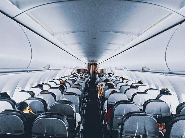 13. Eğer uçak içindeki baş üstü dolapları dolu gözüküyorsa, valizinizi koltuğunuzdan daha önde bulunan ilk bulduğunuz boş yere koyun.