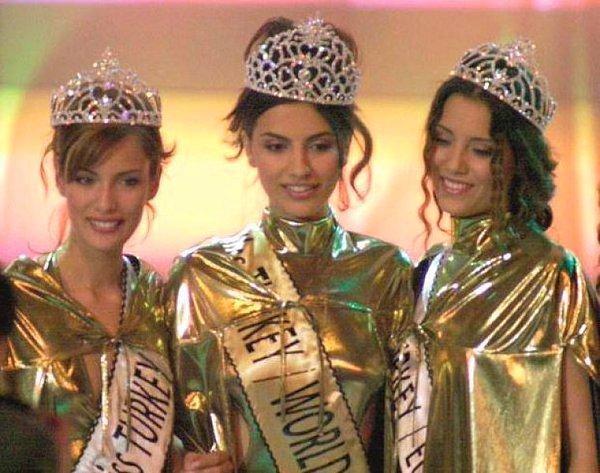 Güzel oyuncu; 1999 yılında Elite Model Look İpek Güzeli, 2000 yılında da Miss Turkey ikinci güzeli seçildi. Yardımseverliğinin ilk sinyalini de o günlerde verdi.