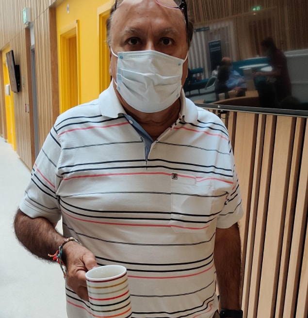 19. "Hastanedeki kahve kupaları babamın kıyafetine tam uyuyor."