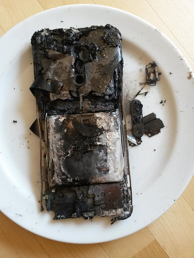 5. "Festivalde telefonumu kaybettim, birkaç saat sonra kamp ateşinde yanmış bir şekilde buldum."